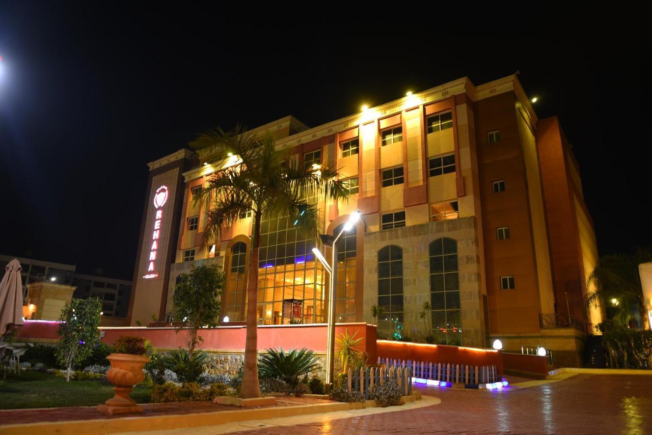 Rehana Plaza Hotel Kair Zewnętrze zdjęcie The hotel at night