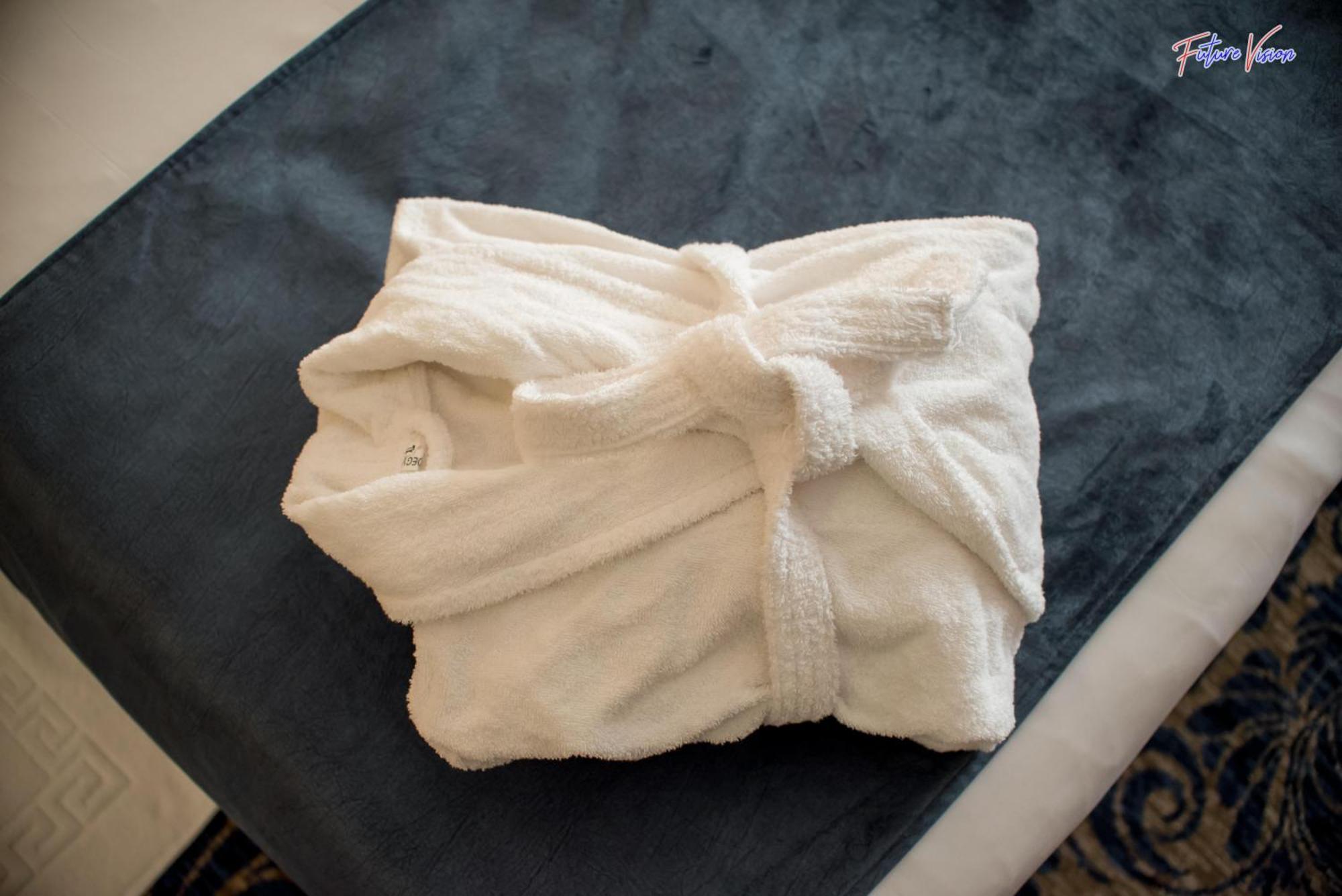 Rehana Plaza Hotel Kair Zewnętrze zdjęcie A folded bathrobe