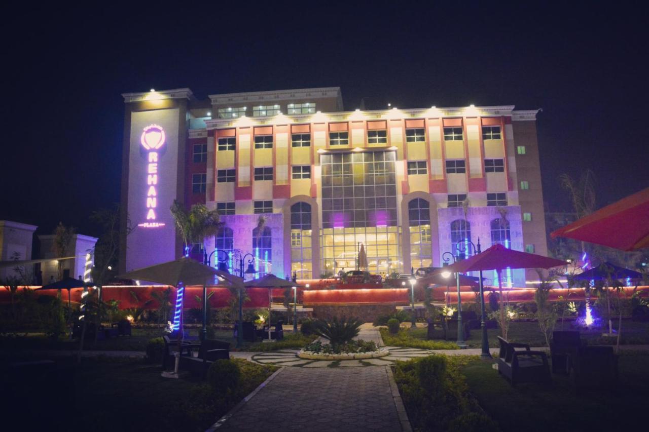 Rehana Plaza Hotel Kair Zewnętrze zdjęcie The hotel at night