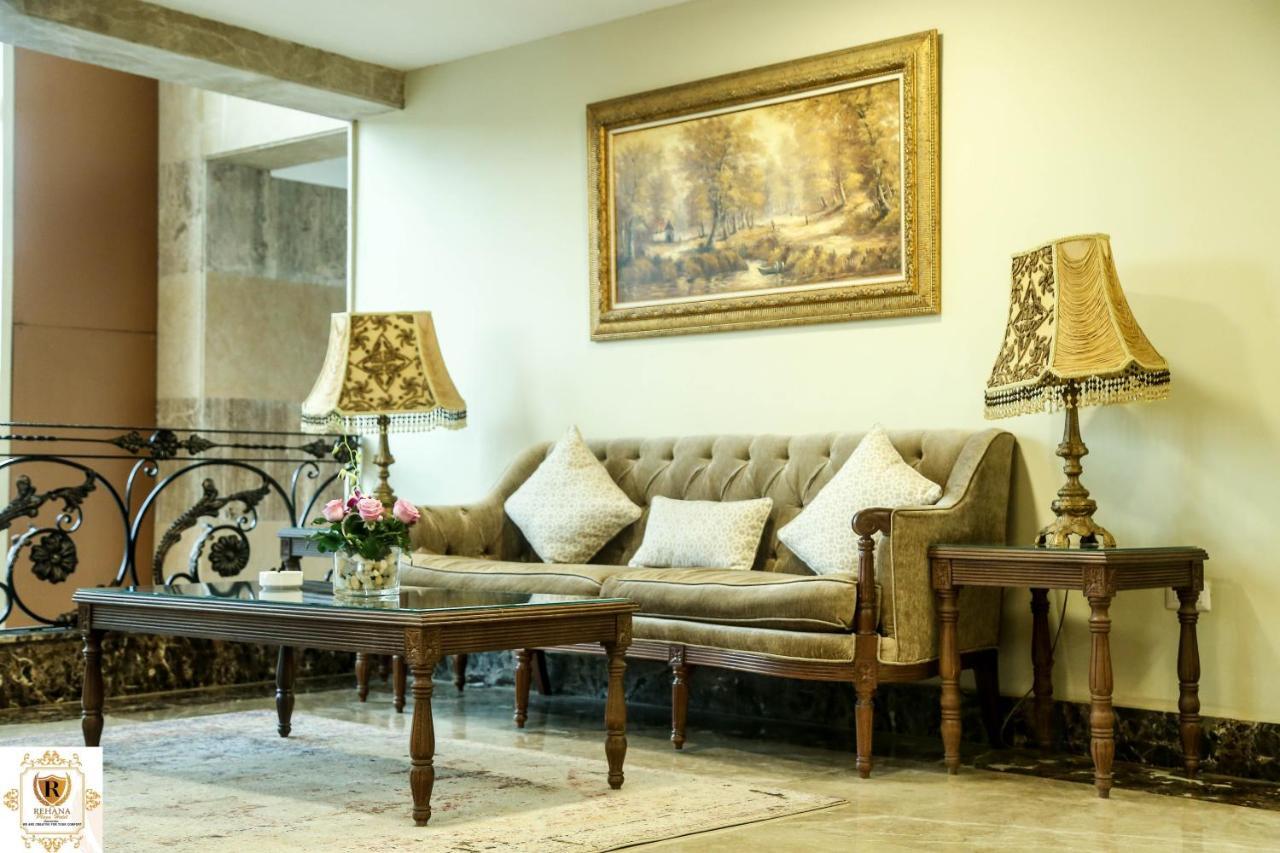 Rehana Plaza Hotel Kair Zewnętrze zdjęcie A living room with a sofa